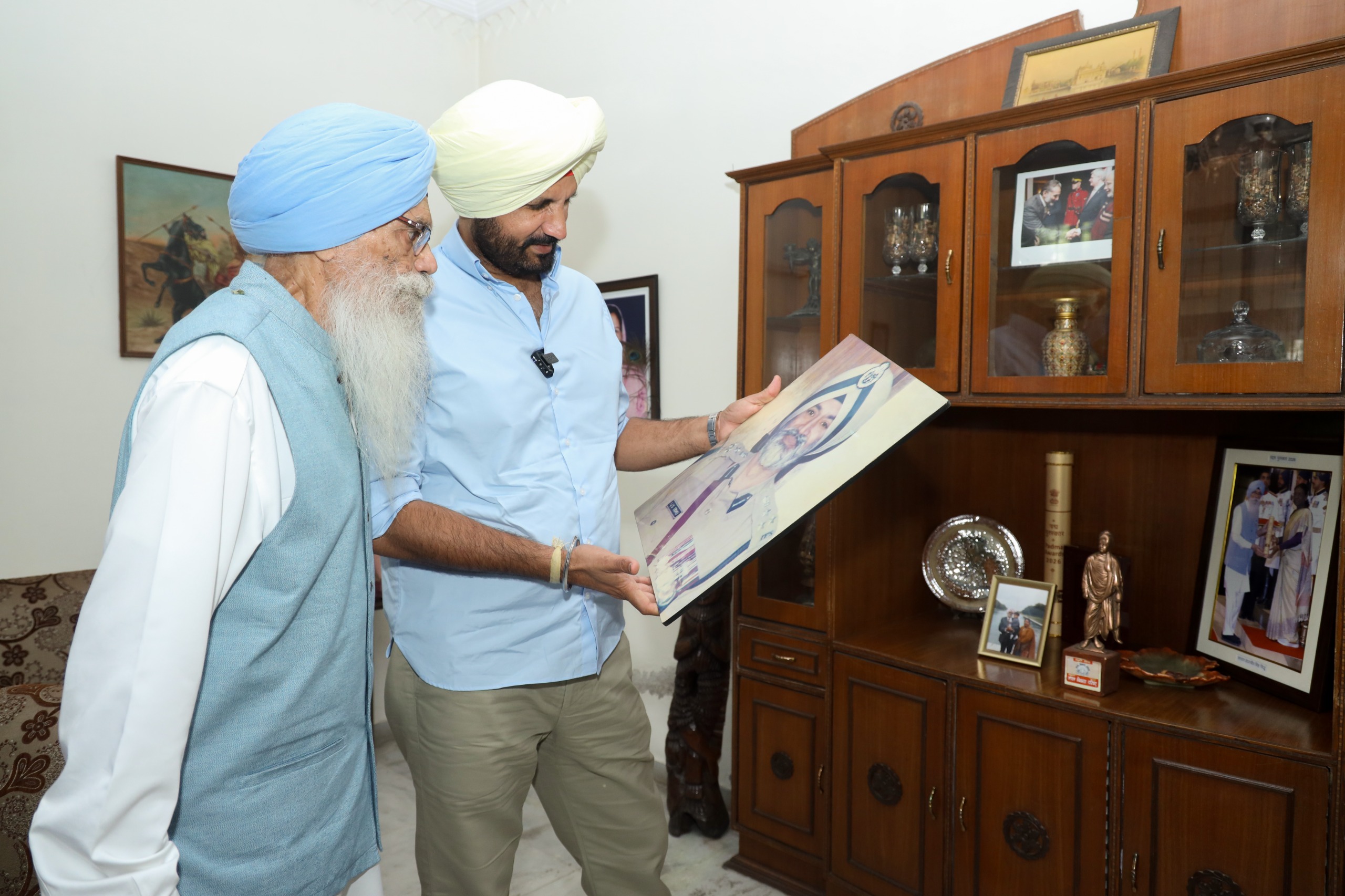 Punjab Congress Chief Raja Warring with Padma Shri Awardee S.Inderjit Singh During Courtesy Visit Image