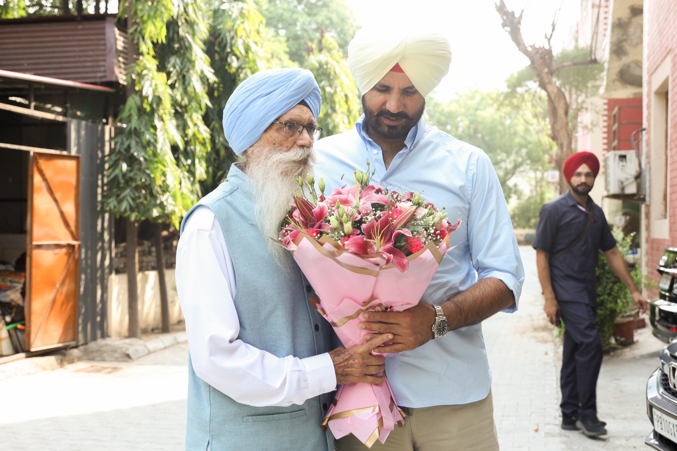 Punjab Congress Chief Raja Warring with Padma Shri Awardee S.Inderjit Singh During Courtesy Visit Image
