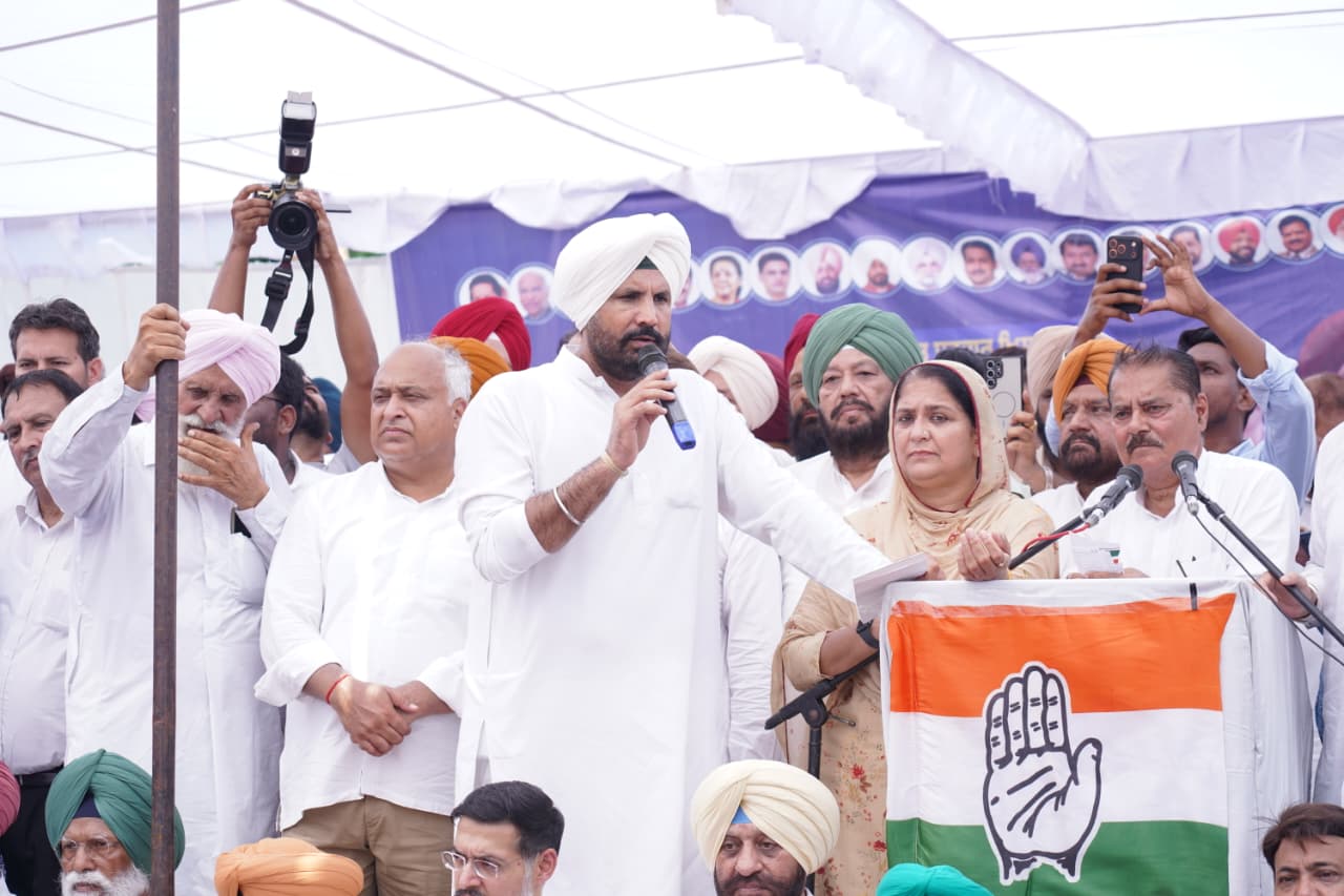 Punjab Congress President Raja Warring Exposes ₹7,000 Crore PSPCL Scam: Congress Workers Blocked by Water Cannons in Patiala Protest Image