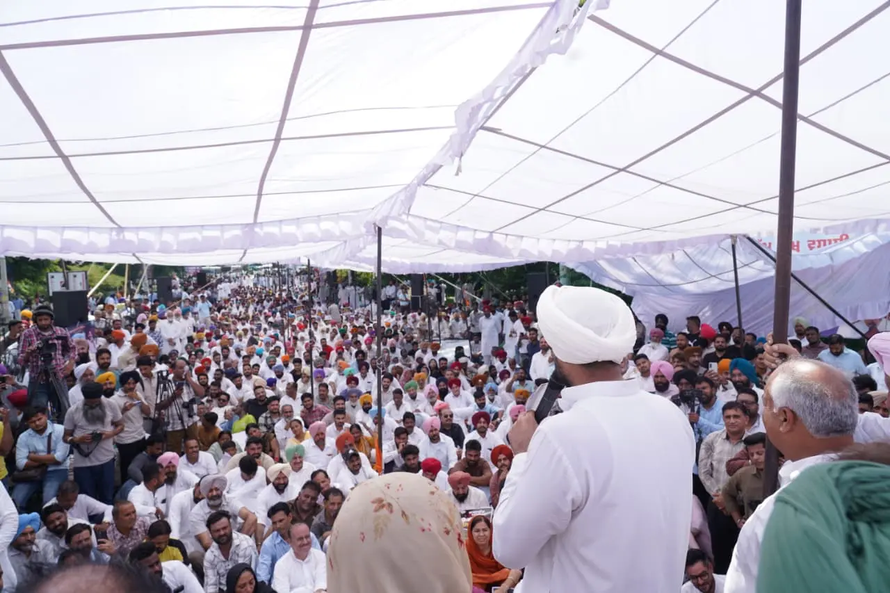 Punjab Congress President Raja Warring Exposes ₹7,000 Crore PSPCL Scam: Congress Workers Blocked by Water Cannons in Patiala Protest Image