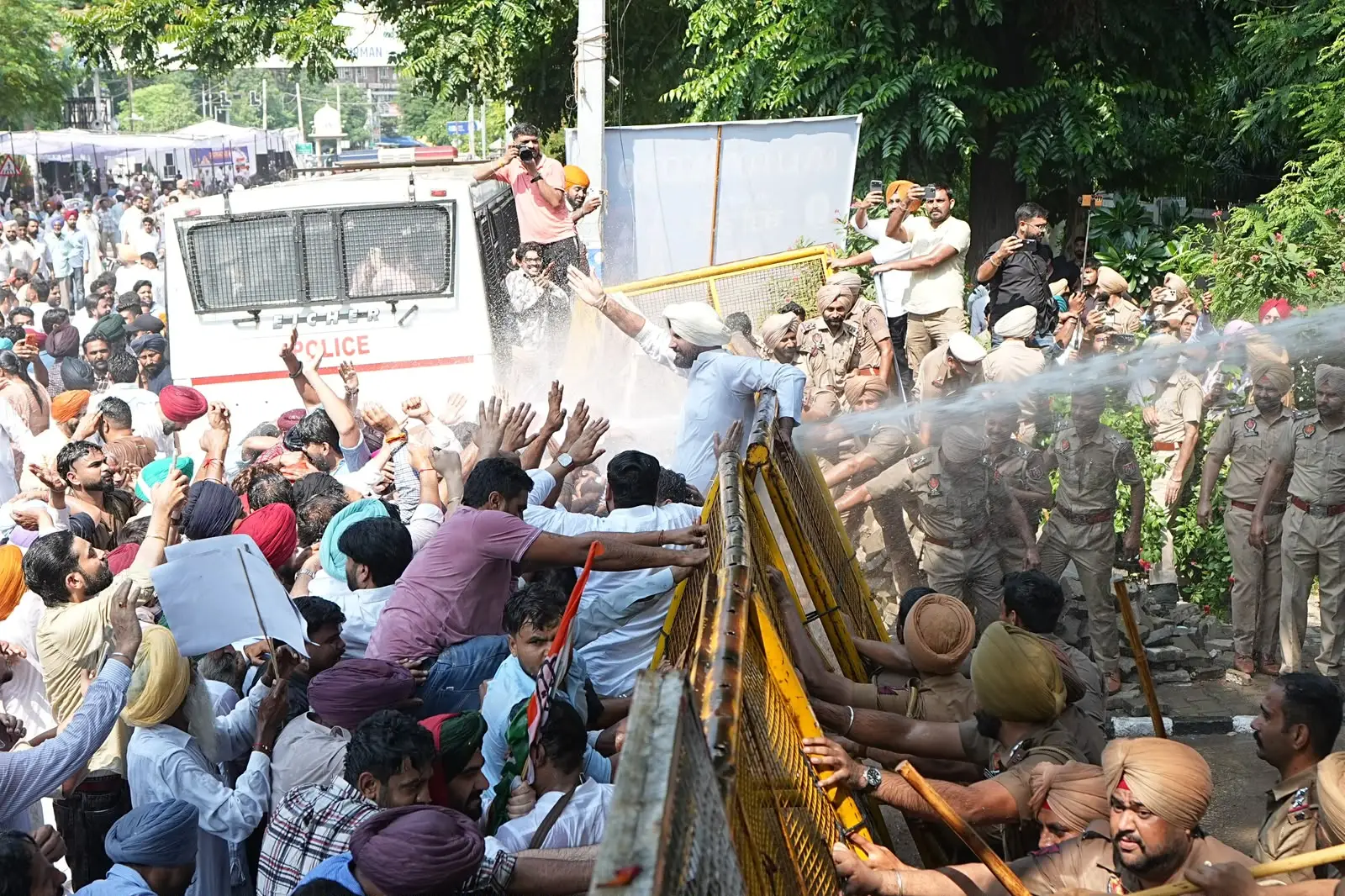 Punjab Congress President Raja Warring Exposes ₹7,000 Crore PSPCL Scam: Congress Workers Blocked by Water Cannons in Patiala Protest Image
