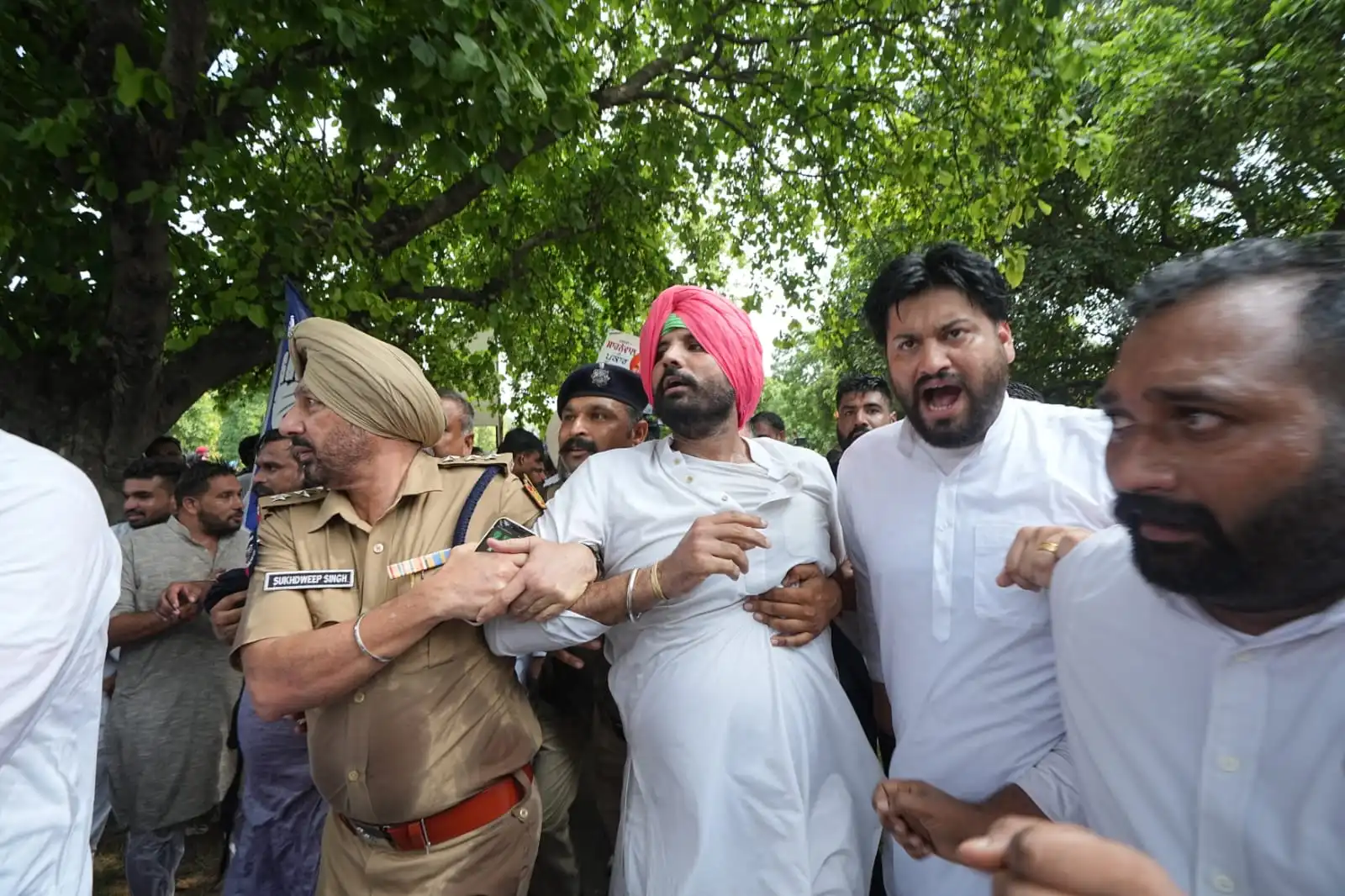 Raja Warring Leads Congress March to Harpal Cheema's Residence in Chandigarh, Demanding Justice for Gulzar Singh Amid Police Water Cannons and Detentions Image