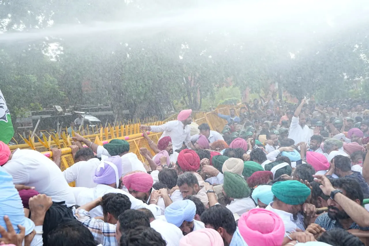 Raja Warring Leads Congress March to Harpal Cheema's Residence in Chandigarh, Demanding Justice for Gulzar Singh Amid Police Water Cannons and Detentions Image