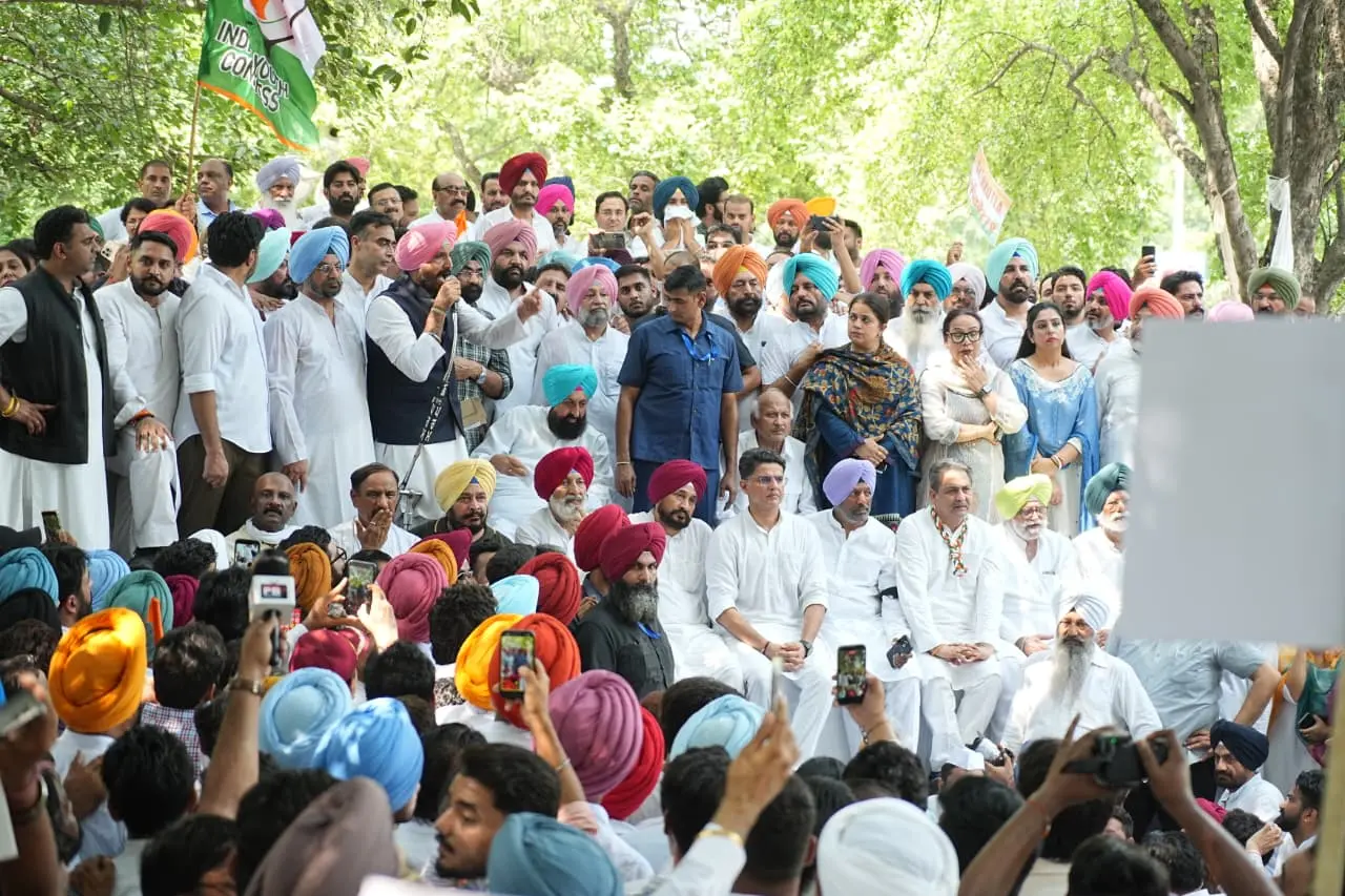 Raja Warring Leads Congress March to Harpal Cheema's Residence in Chandigarh, Demanding Justice for Gulzar Singh Amid Police Water Cannons and Detentions Image