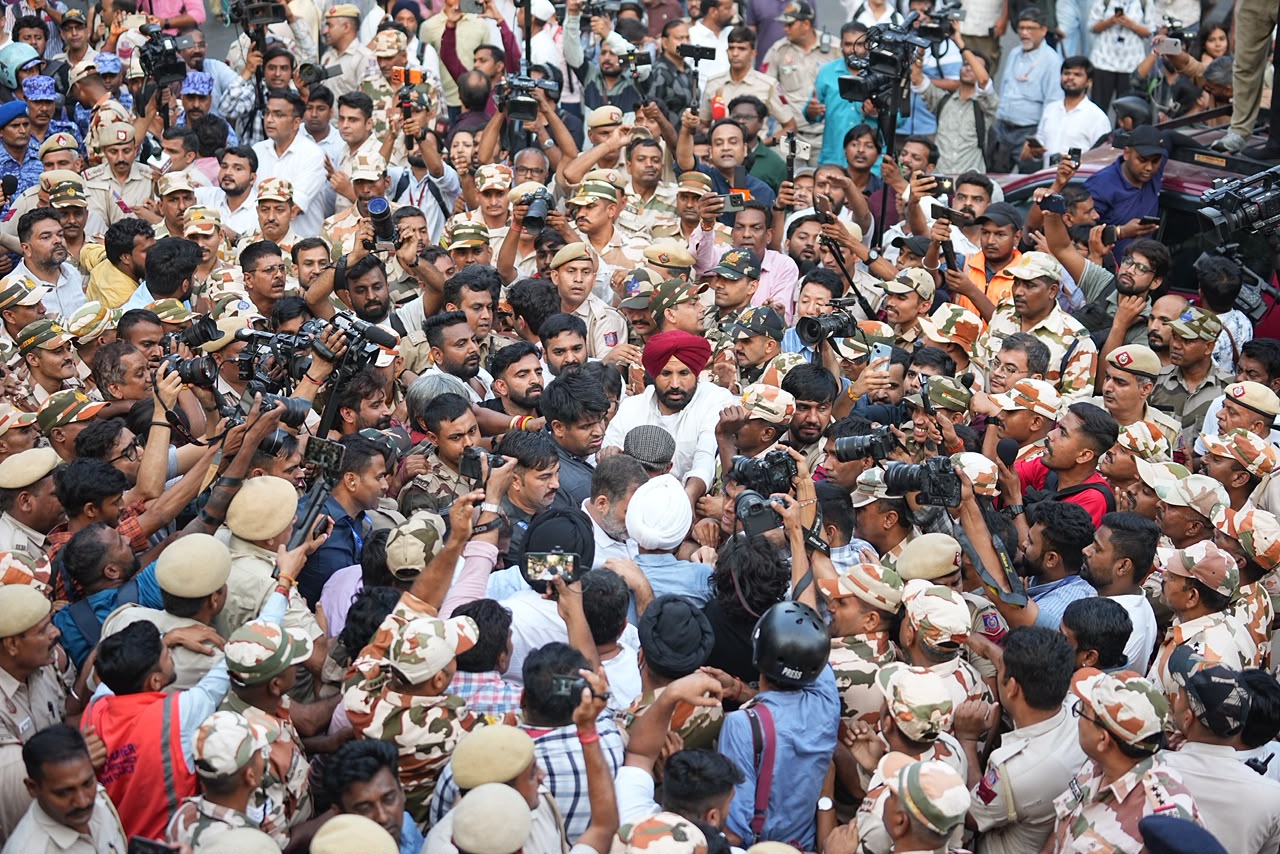 Raja Warring Joins Rahul Gandhi, Priyanka Gandhi in Vote Chori Protest in Delhi: Photos of the March, Detentions and Sit-In Image