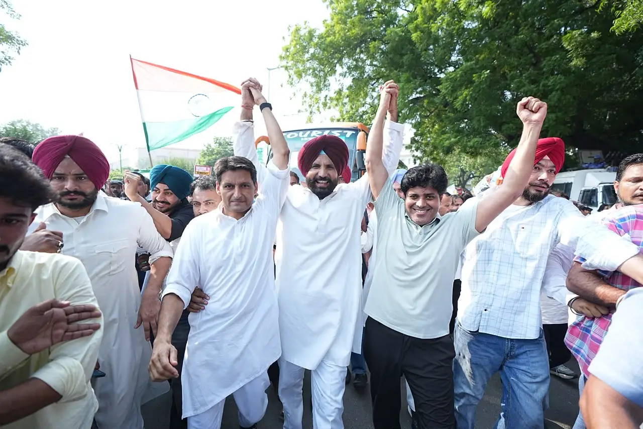 congress-supporters-with-Raja-Warring-raise-slogans-supreme-court-march