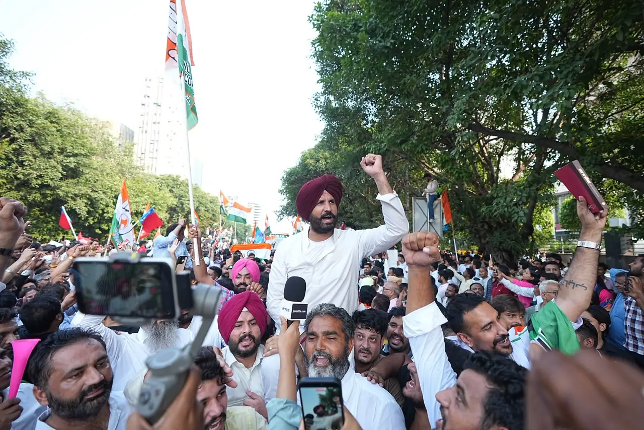 congress-supporters-along-Raja-Warring-raise-slogans-supreme-court-march