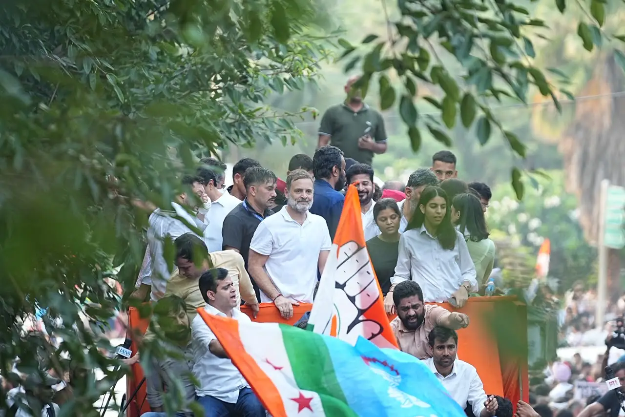 congress-leaders-along-Rahul-Gandhi-flags-open-vehicle-supreme-court-march