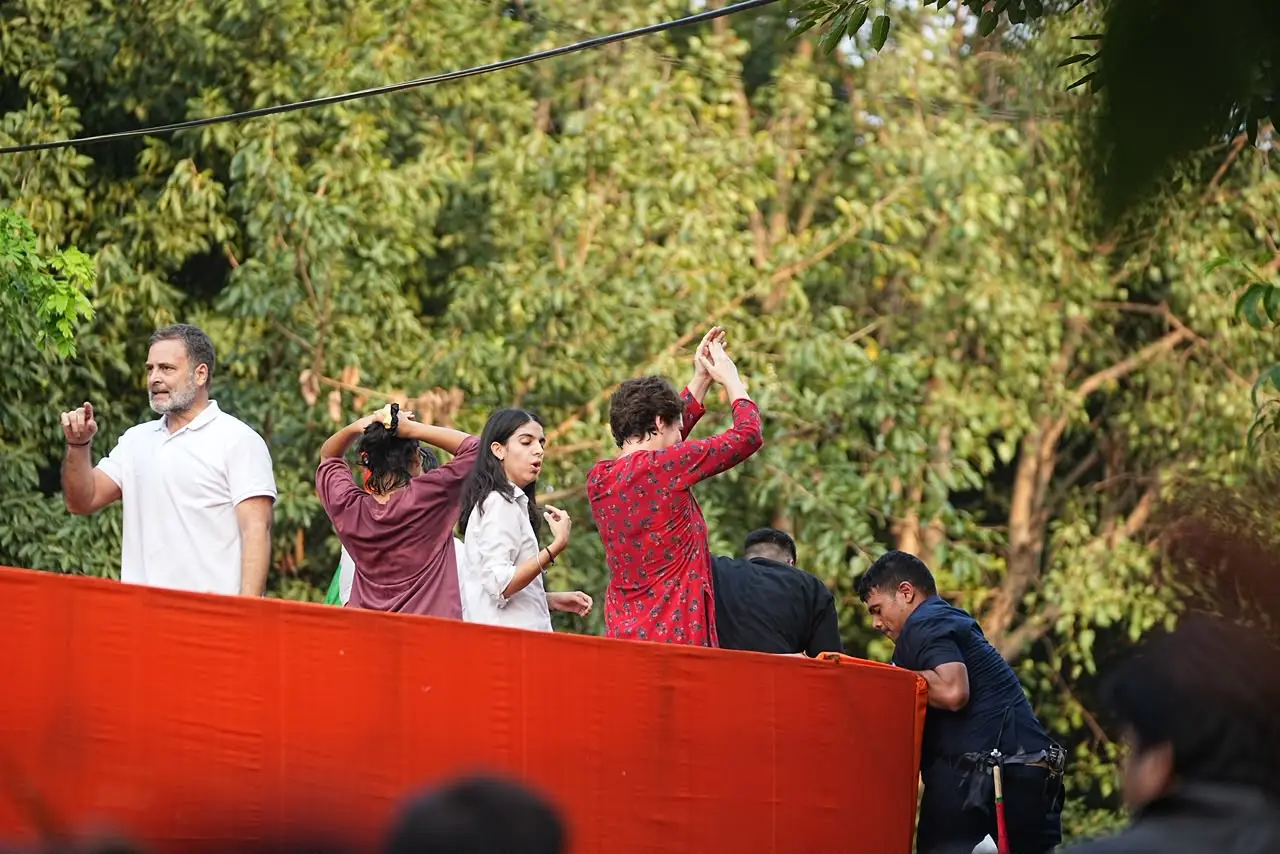congress-leaders-along-Priyanka-Gandhi-Rahul-Gandhi-Neha-Bora-open-vehicle-supreme-court-march