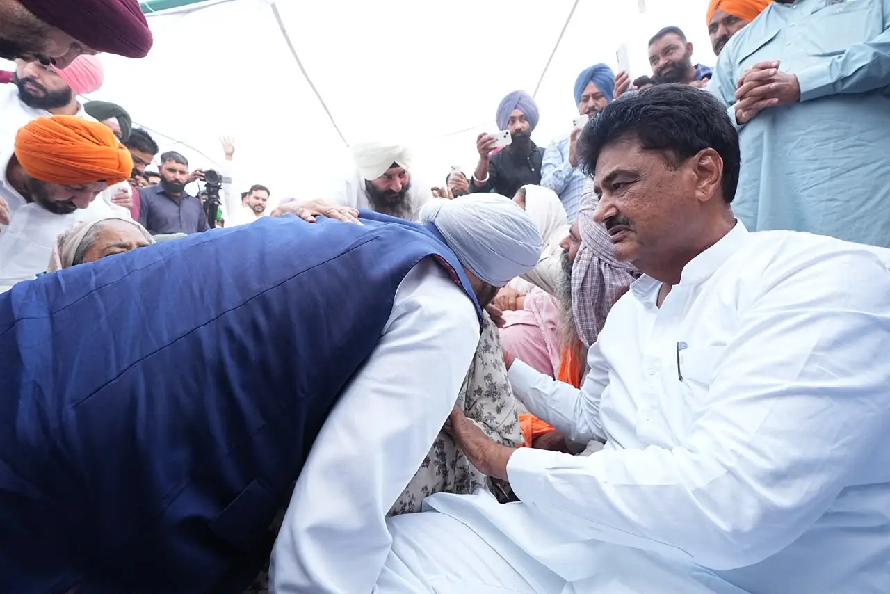 raja-warring-consoles-jhota-mother-after-killing