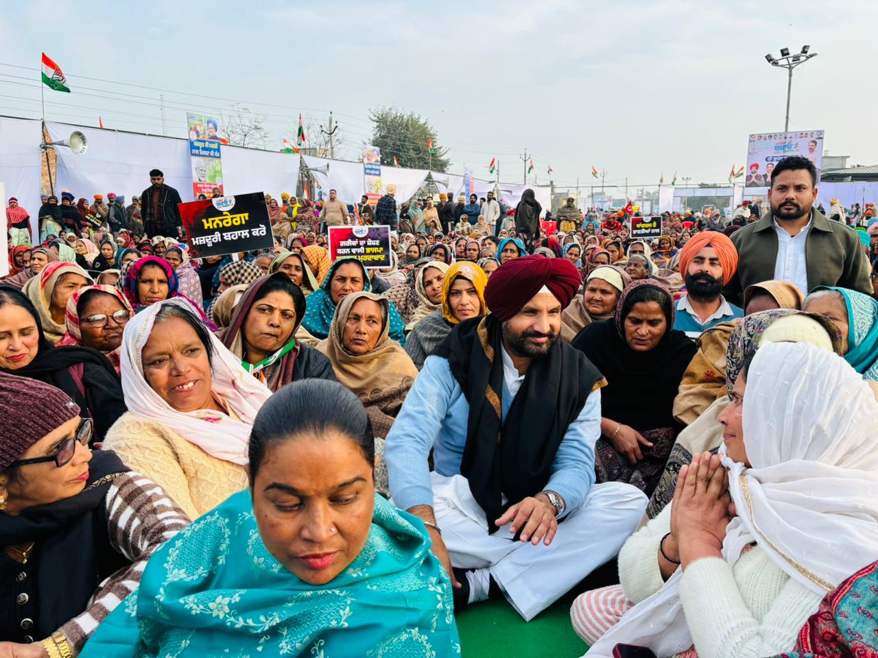 Raja Warring Joins MGNREGA Workers' Protest Image