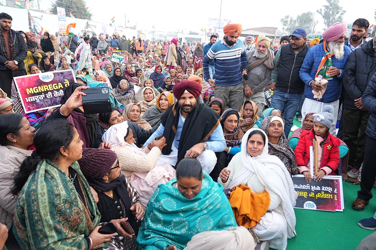 Raja Warring Joins MGNREGA Workers' Protest Image