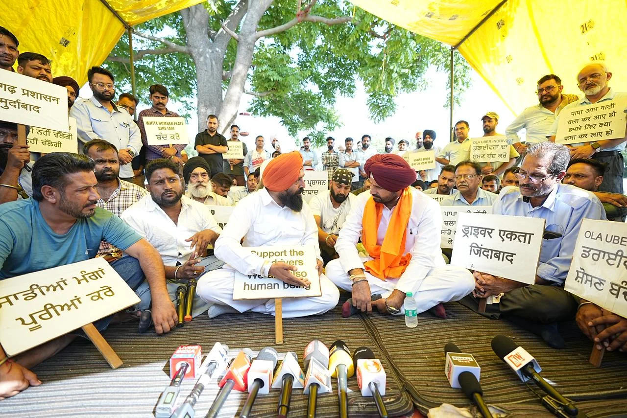 Raja Warring Addressing App-Based Cab Drivers During Their Protest in Chandigarh Image