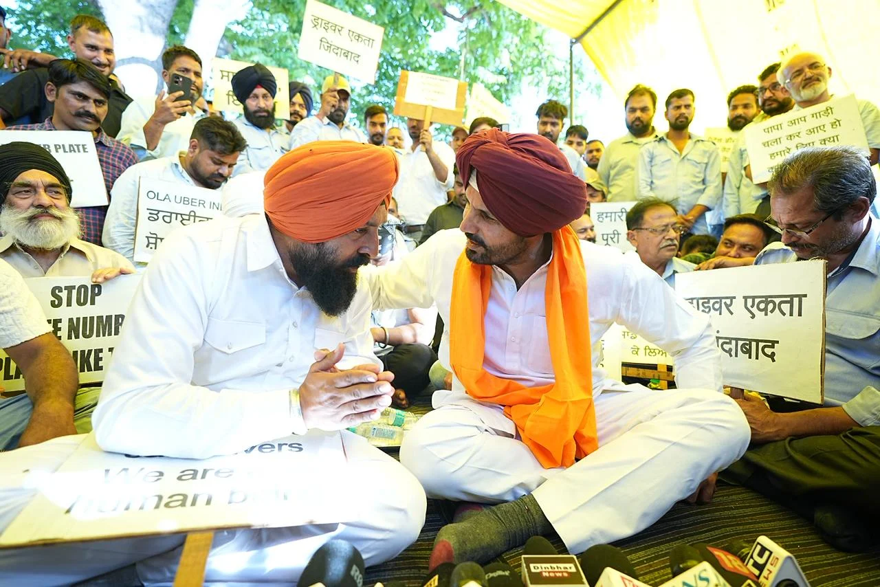 Raja Warring Addressing App-Based Cab Drivers During Their Protest in Chandigarh Image