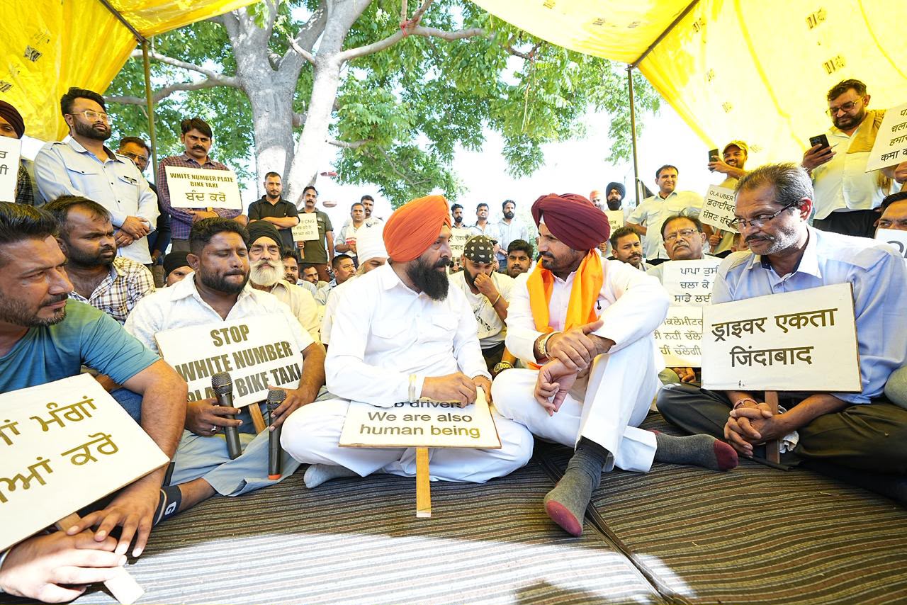 Punjab Congress President and Ludhiana MP Raja Warring Joins Protesting Cab Drivers, Supports Their Demands